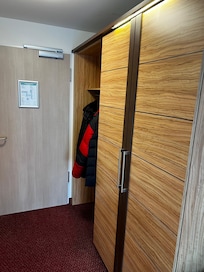 Großer Schrank