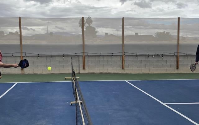 great pickleball court but has an empty vacant trash dumped lot behind 
