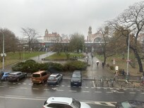 Da janela do seu quarto, vista da entrada principal da estação de trem.