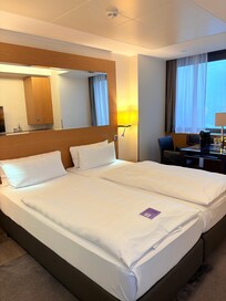 ベッドの正面の壁に大型テレビの設置あり