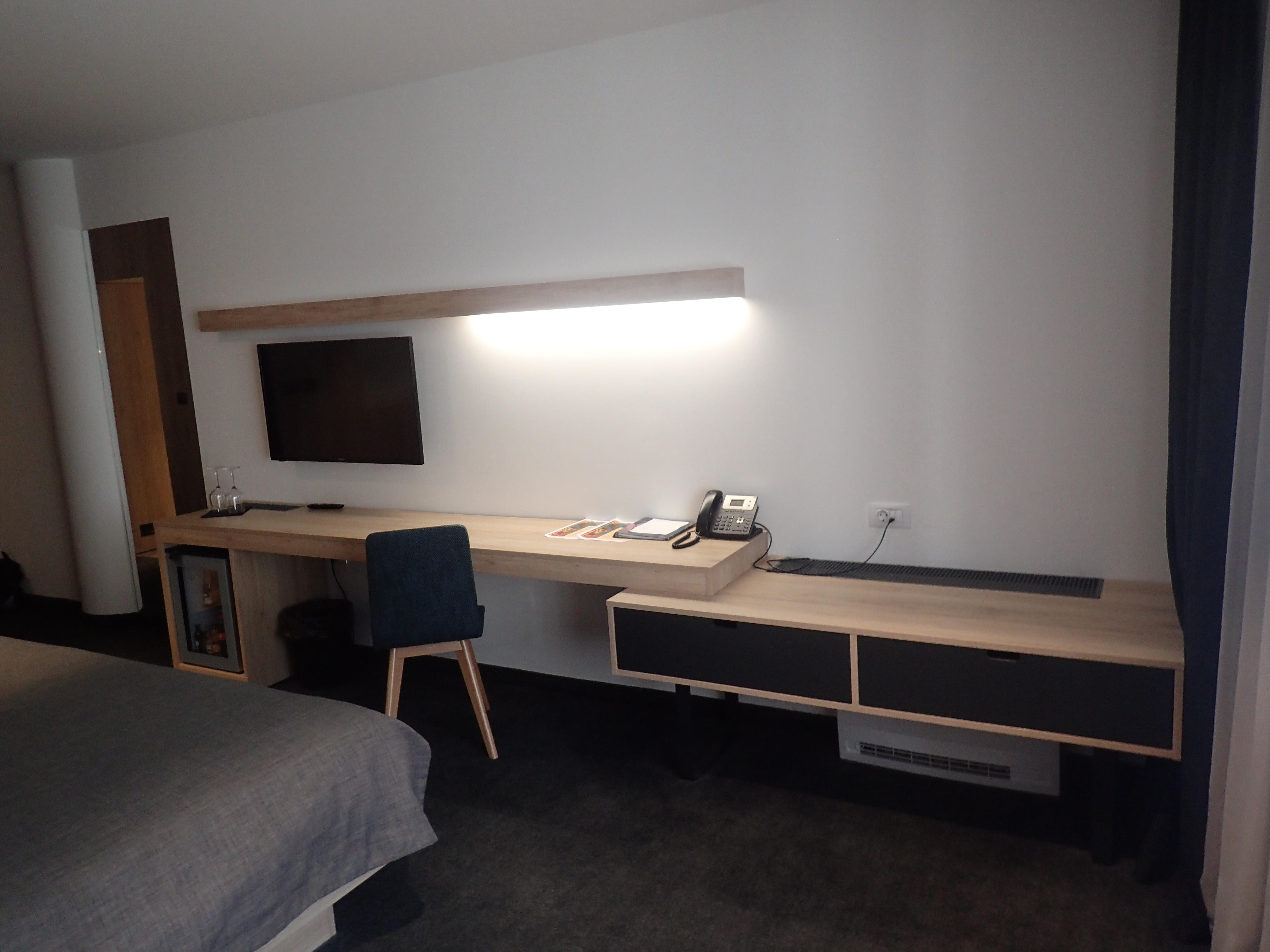 tv og arbeidsbenk.