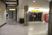 空港ターミナル4にあるホテルへの高架歩道出入口(右側のガラス製ドア)