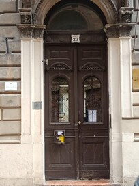 Enterance off street