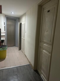 Área de serviço das camareiras barulhentas, ao lado do apartamento 601 tipo Studio.
