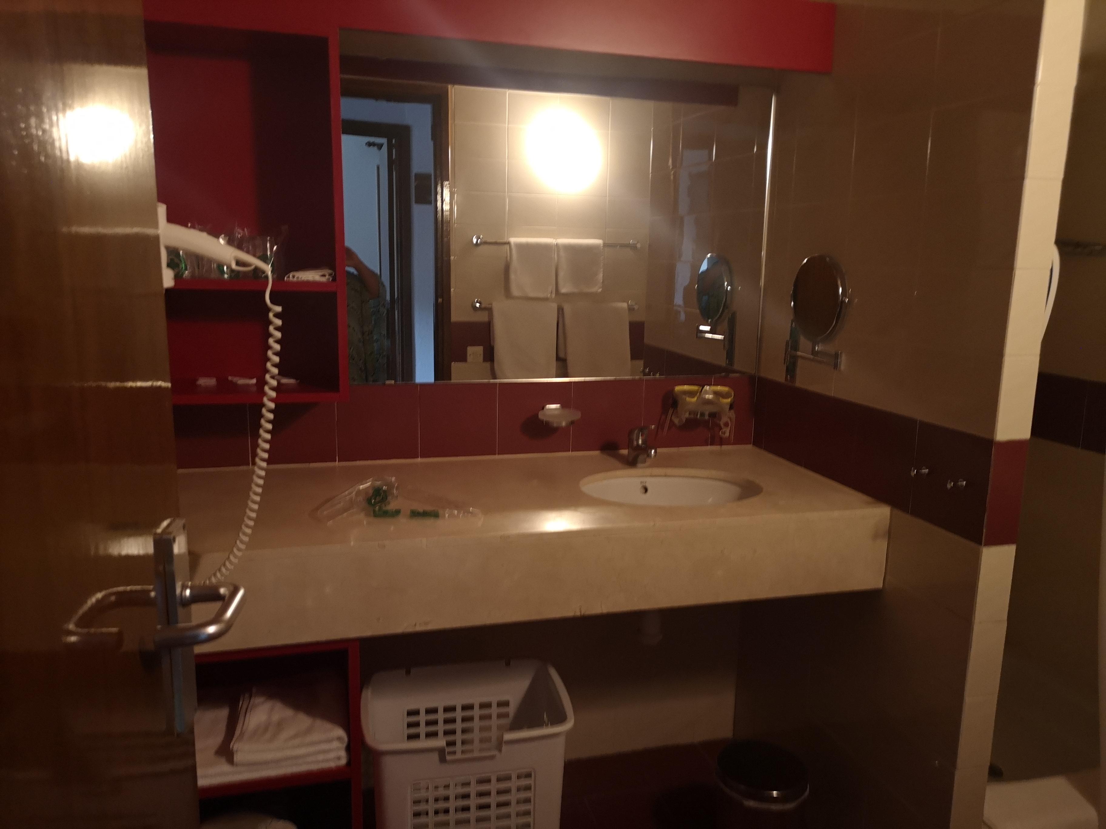 El baño oscuro, antiguo, viejo