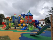 Jardin public en face de l’hôtel avec air de jeux pour les enfants