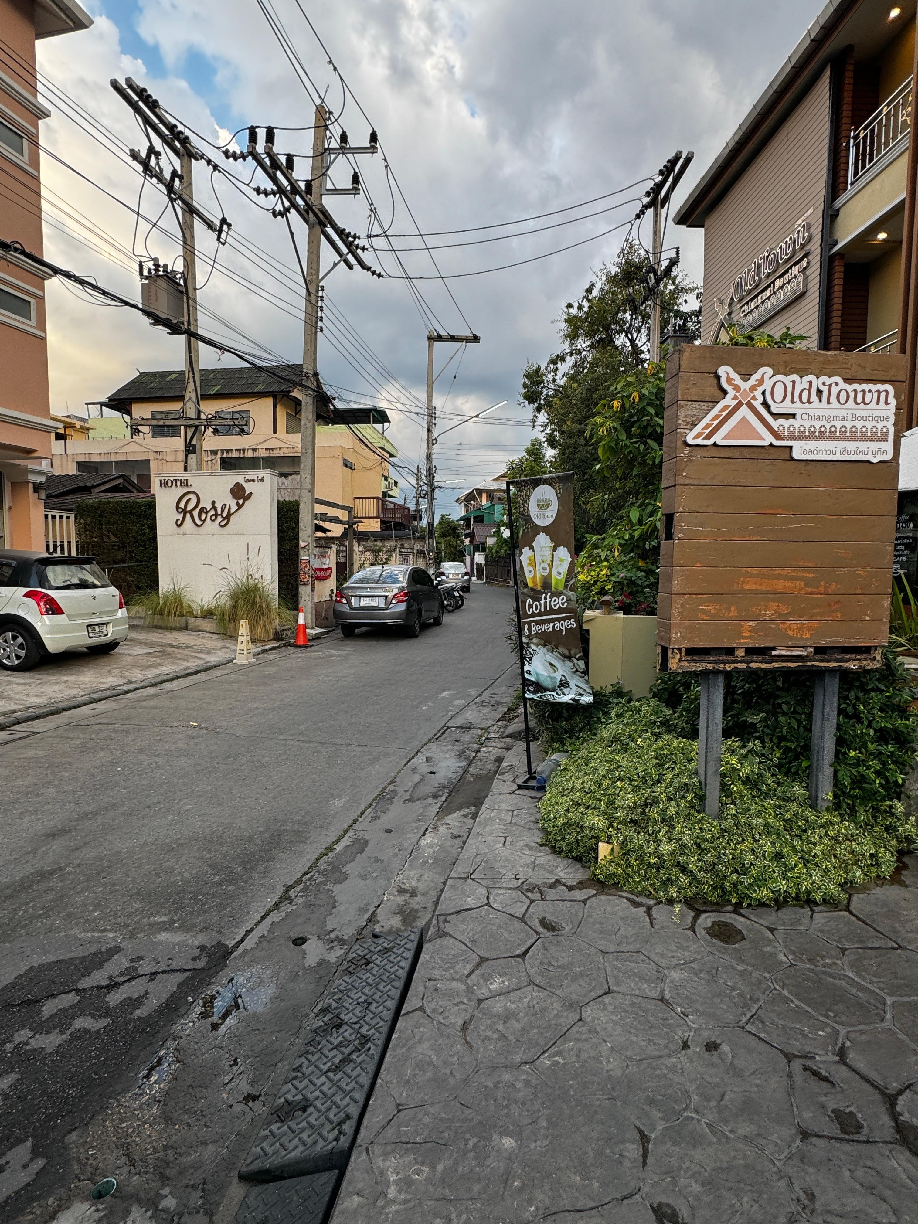 Quiet road to hotel