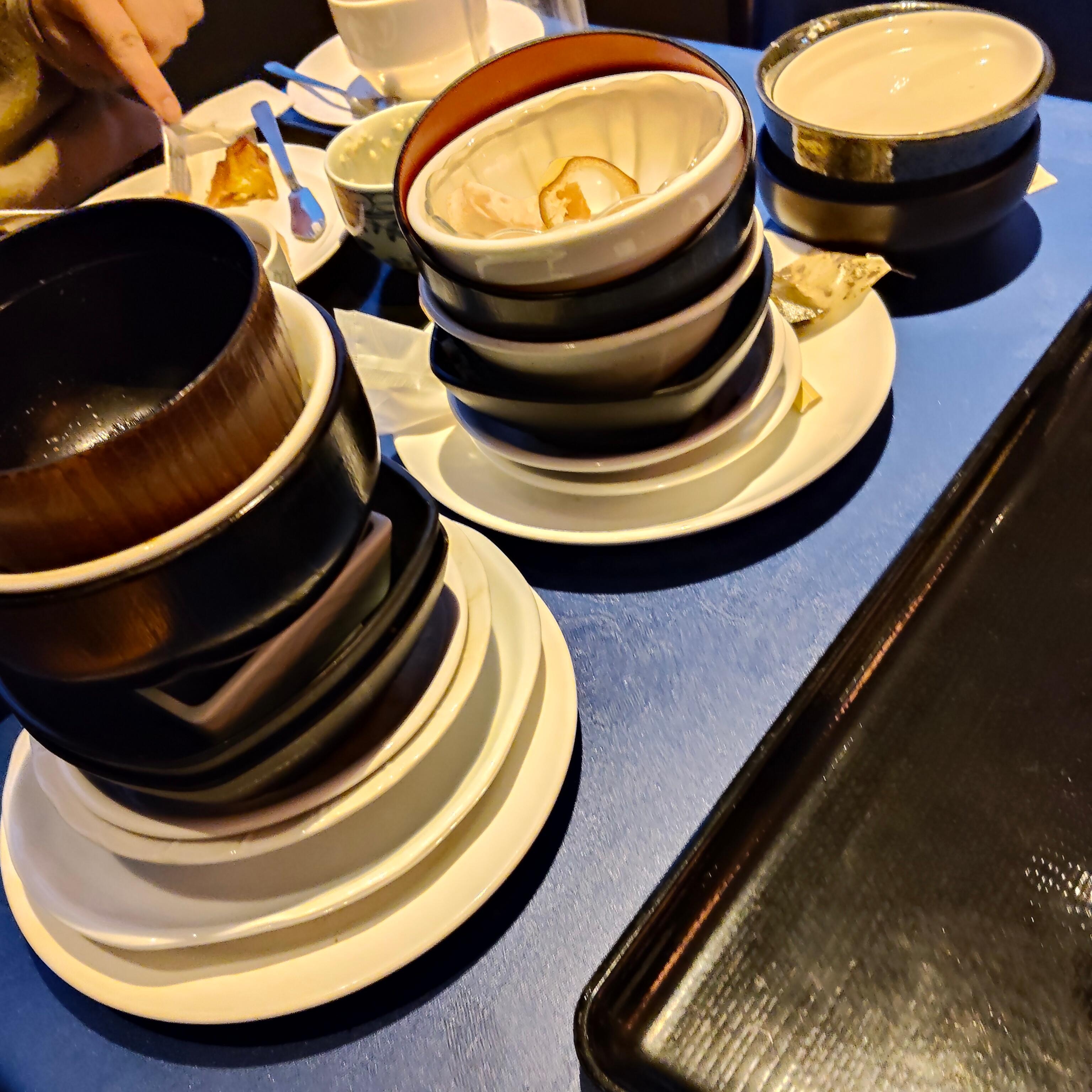 これだけ積み重ねても結局最後まで一度も。食器置く場所無くなったので食べるのをやめた。新手の原価対策か？
