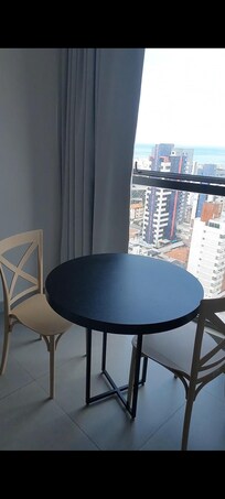 Mesa ao lado vista deslumbrante da cidade e o mar, praia de Manaíra.