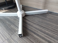 Billiges und abgenutztes Mobiliar