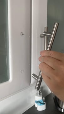 Kaputte Möbel von Anfang an.