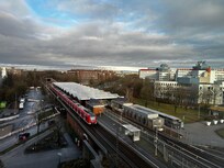The train station is about 100m from the front door. Super handy