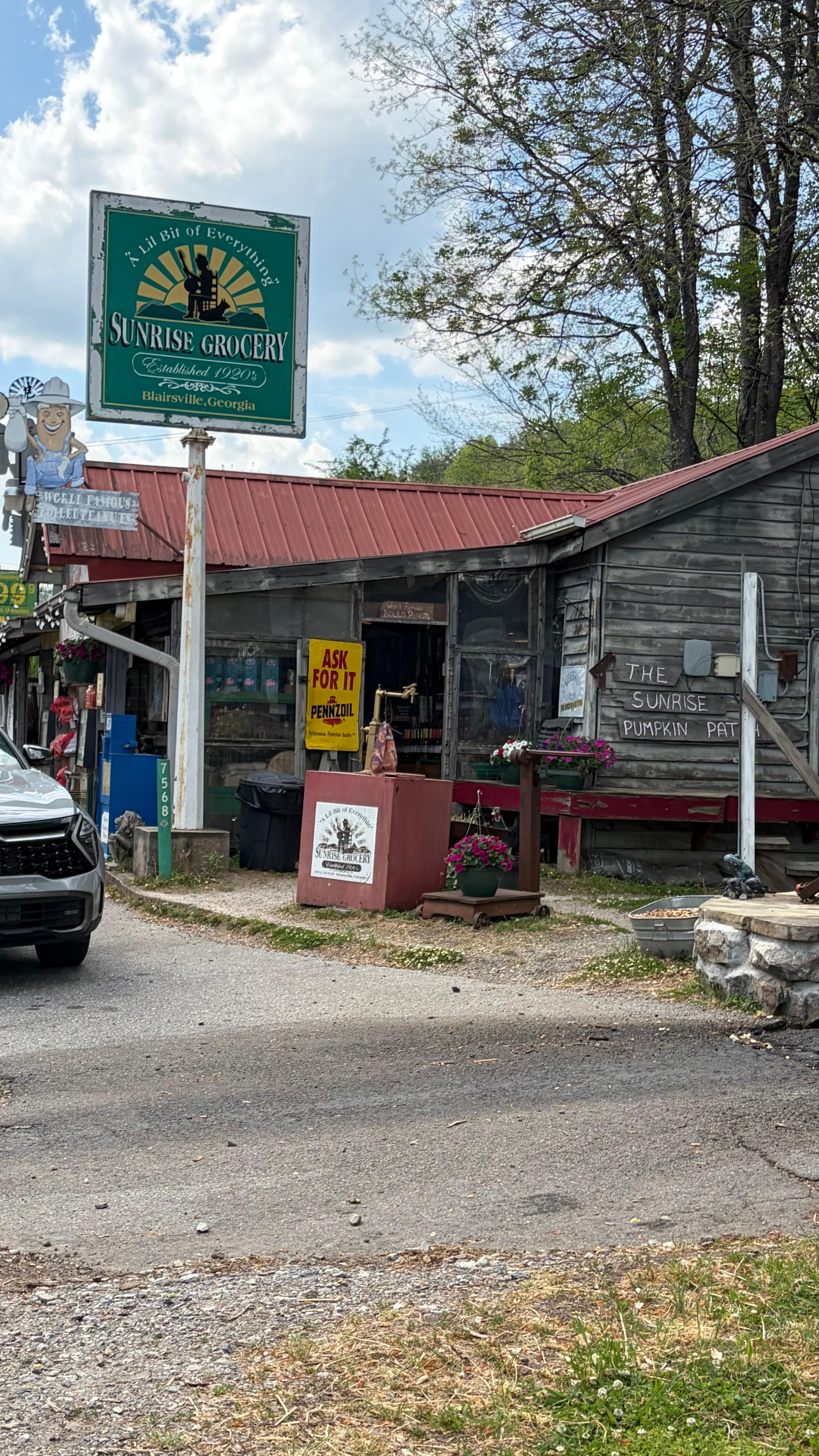 Local grocery from 1920’s for jams, candy, souvenirs and fantastic hot boiled peanuts 