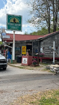 Local grocery from 1920’s for jams, candy, souvenirs and fantastic hot boiled peanuts