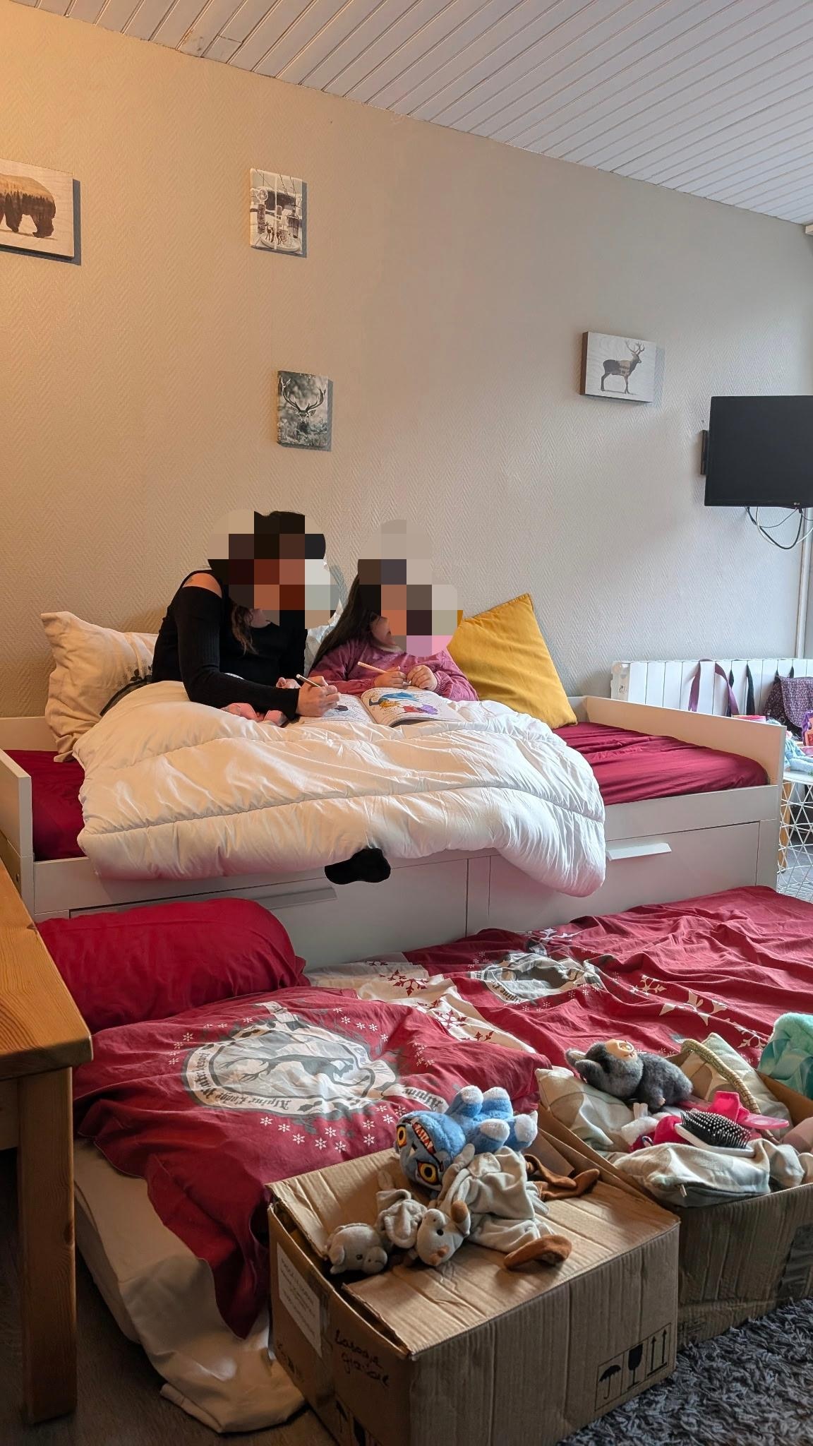 On voit sur le photo que ce n' est pas un canapé lit et qu' une personne a du dormir par terre.