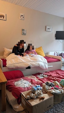 On voit sur le photo que ce n' est pas un canapé lit et qu' une personne a du dormir par terre.