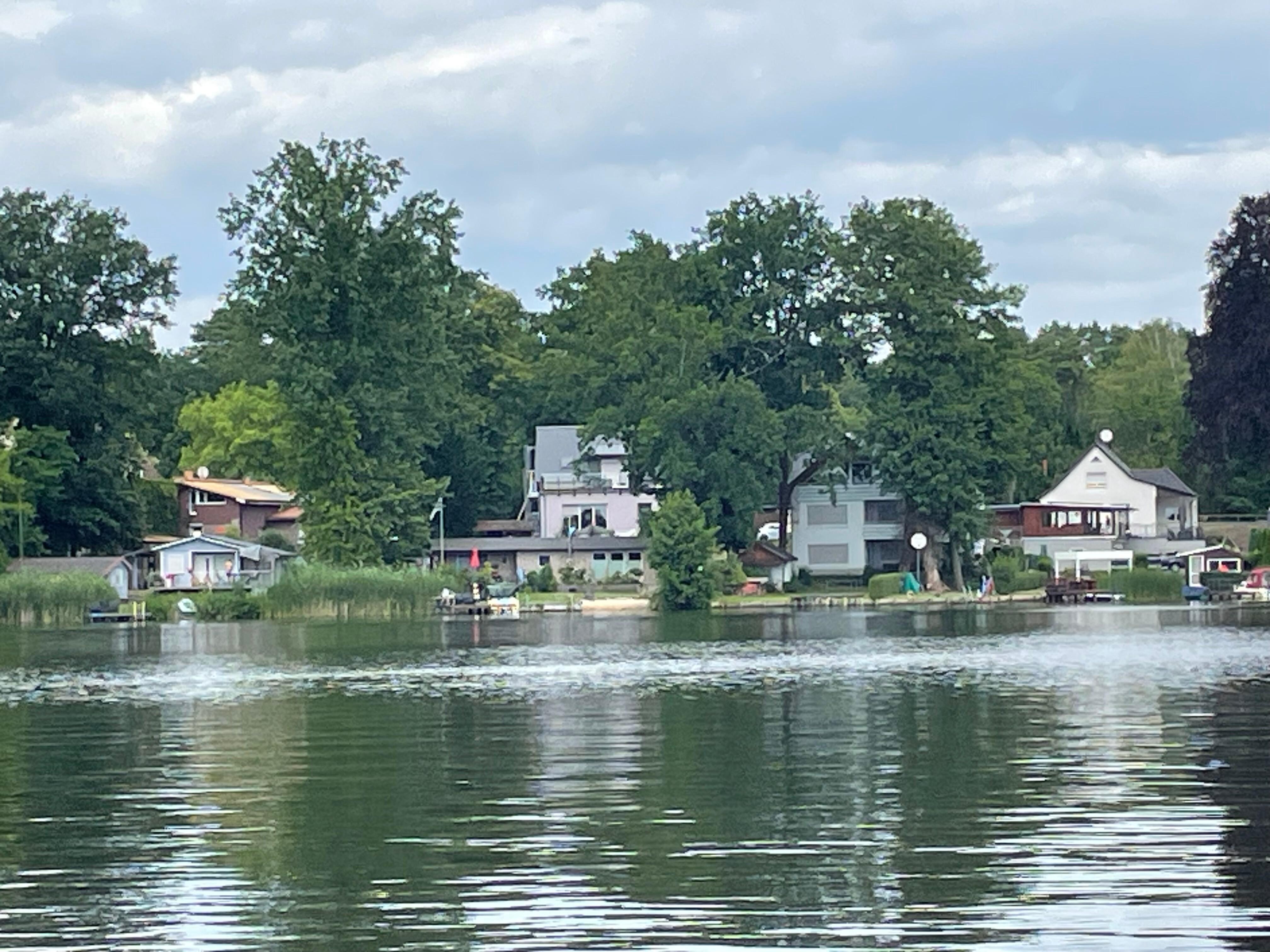Blick vom Boot aufs Grundstück