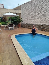 Piscina limpinha, toalhas para uso, banheiro, chuveirinho