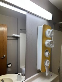 Optimized bathroom counter space
