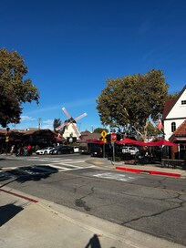 Walking distance to restaurants and the town.