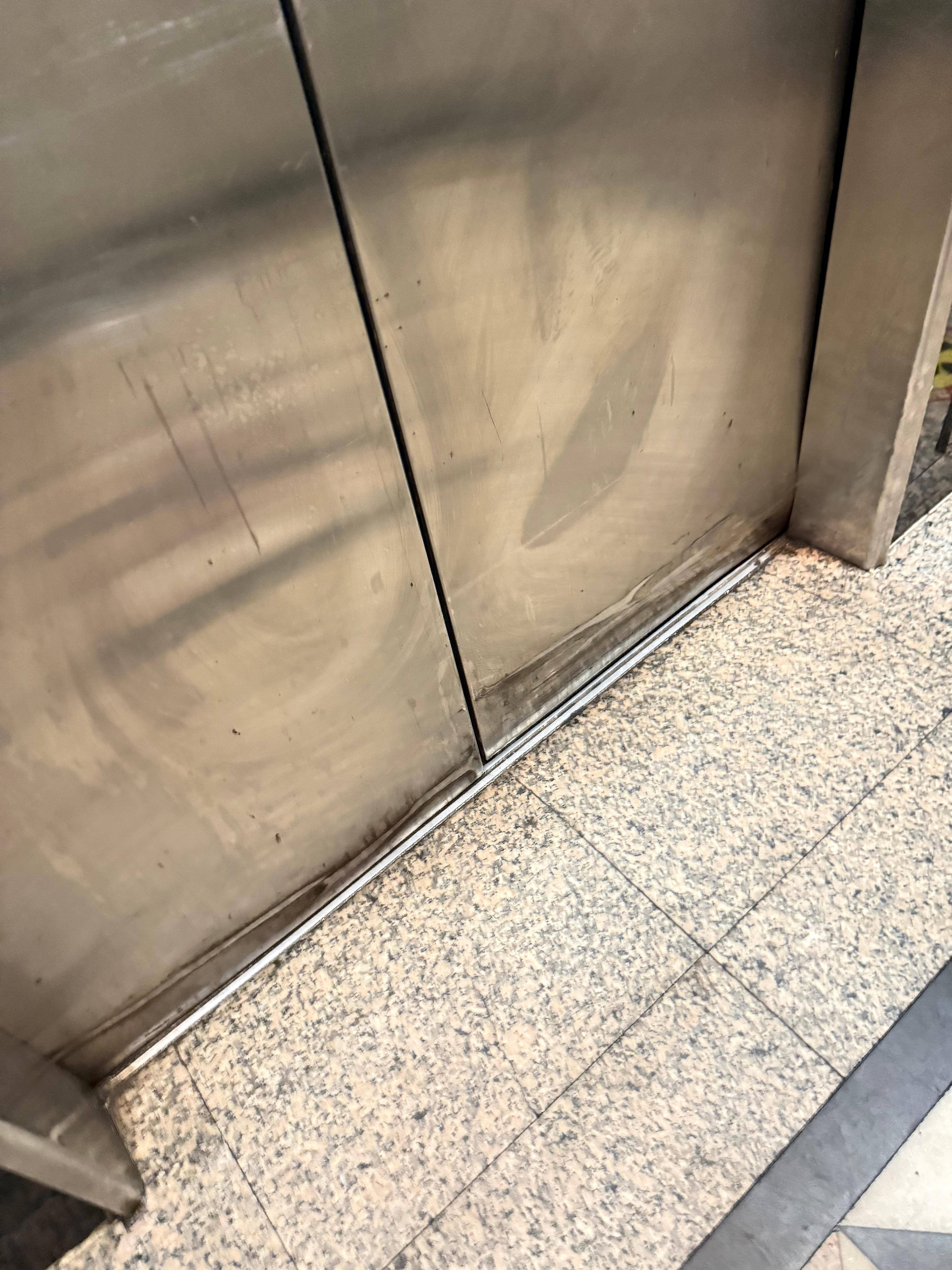 Elevador doors bent and getting stuck