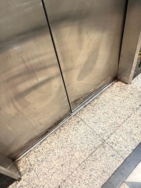 Elevador doors bent and getting stuck