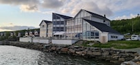 Hotellin julkisivu vuonolle pÀin