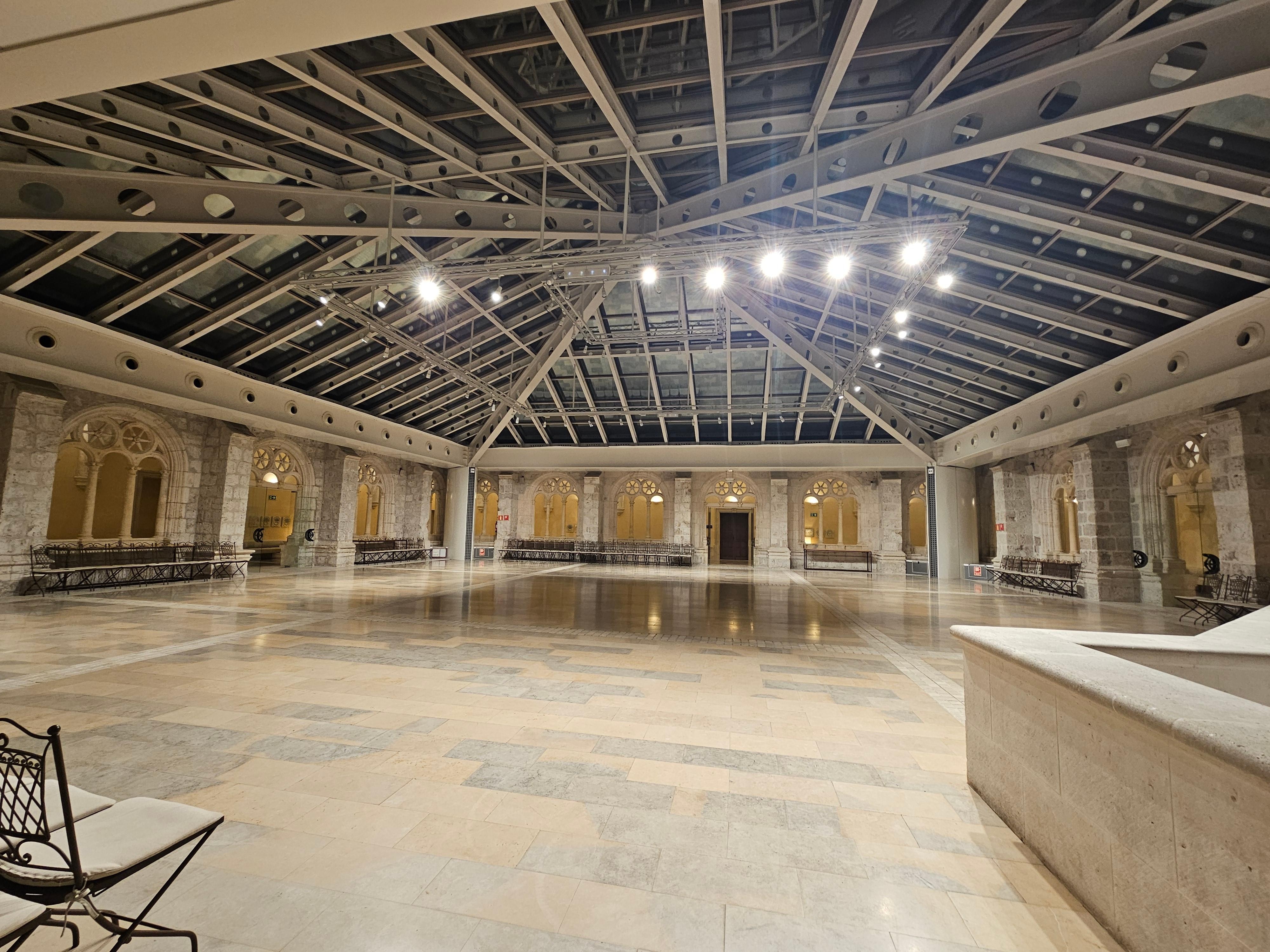 Sala de eventos en el antiguo claustro