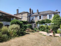 La cour commune et la maison des propriétaires