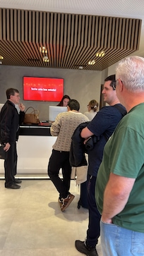 Esta foto foi as 16:45 ainda não tínhamos sido atendidos faltavam 2 pessoas ainda.