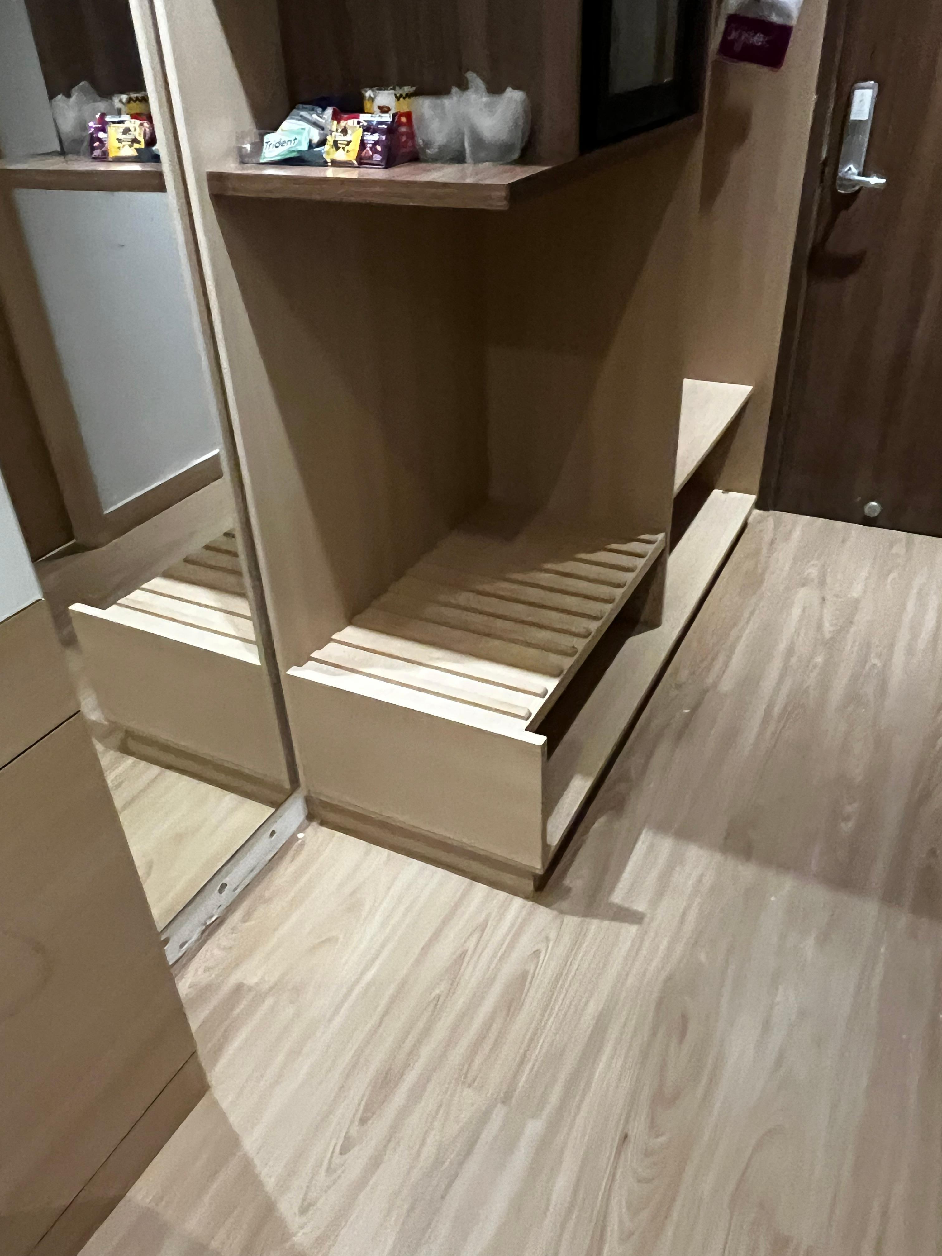Sujeiras pelo chão e faltando pedaços do piso.