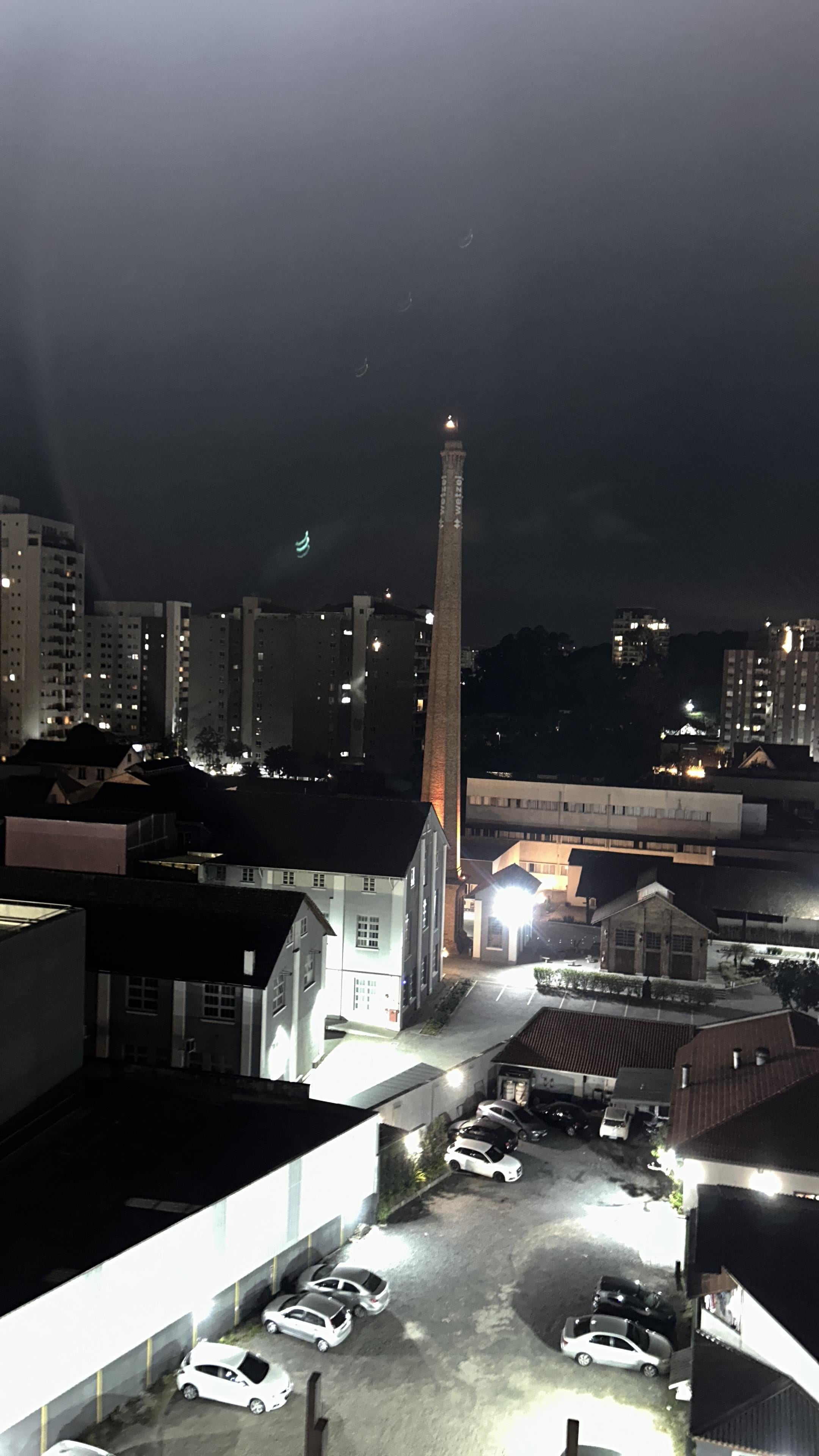 Visual noturno. Chaminé da antiga fábrica wetzer 