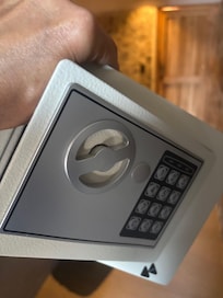 The safe is lightweight and ‘portable’!