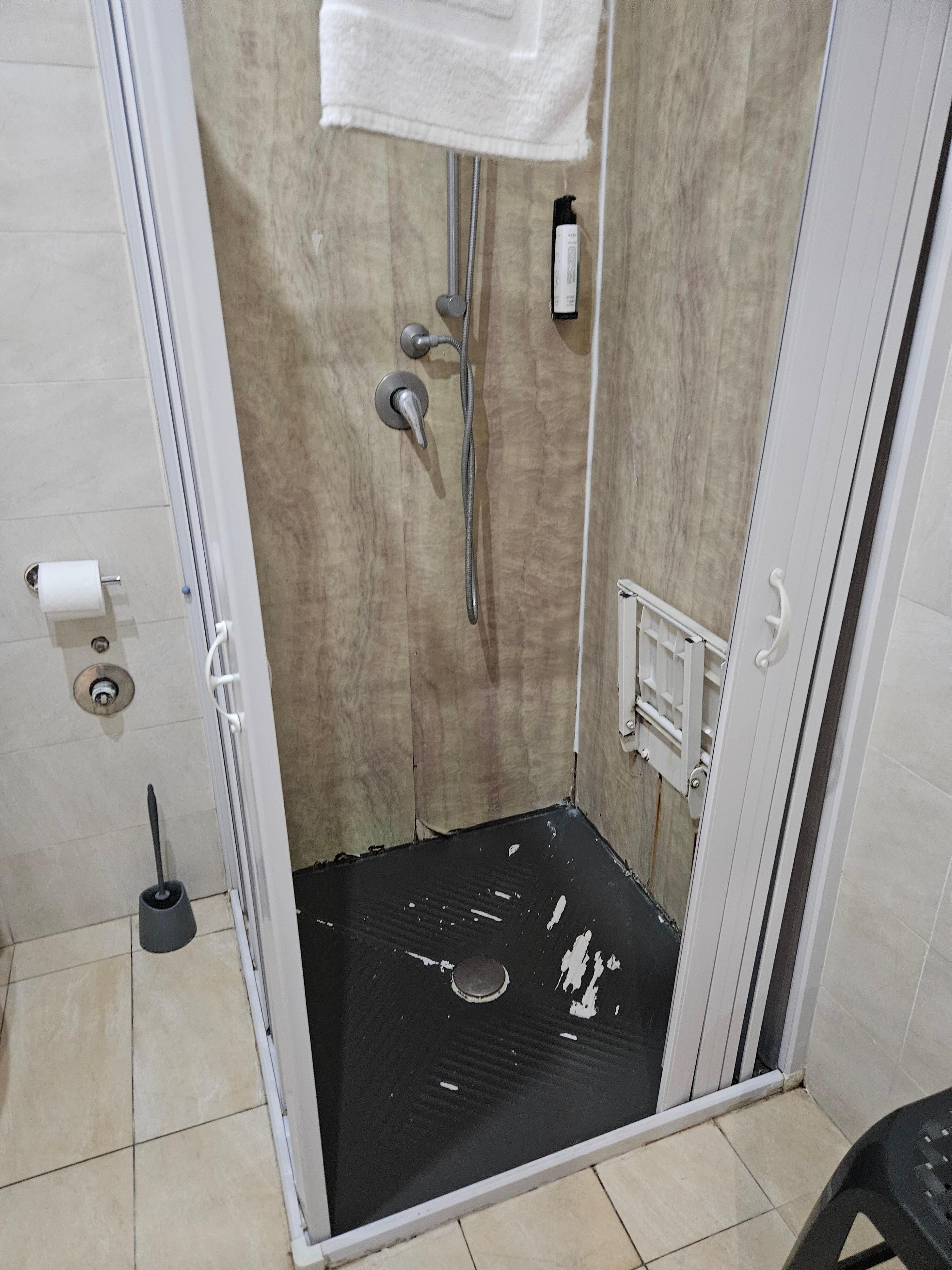 Shower with rust
