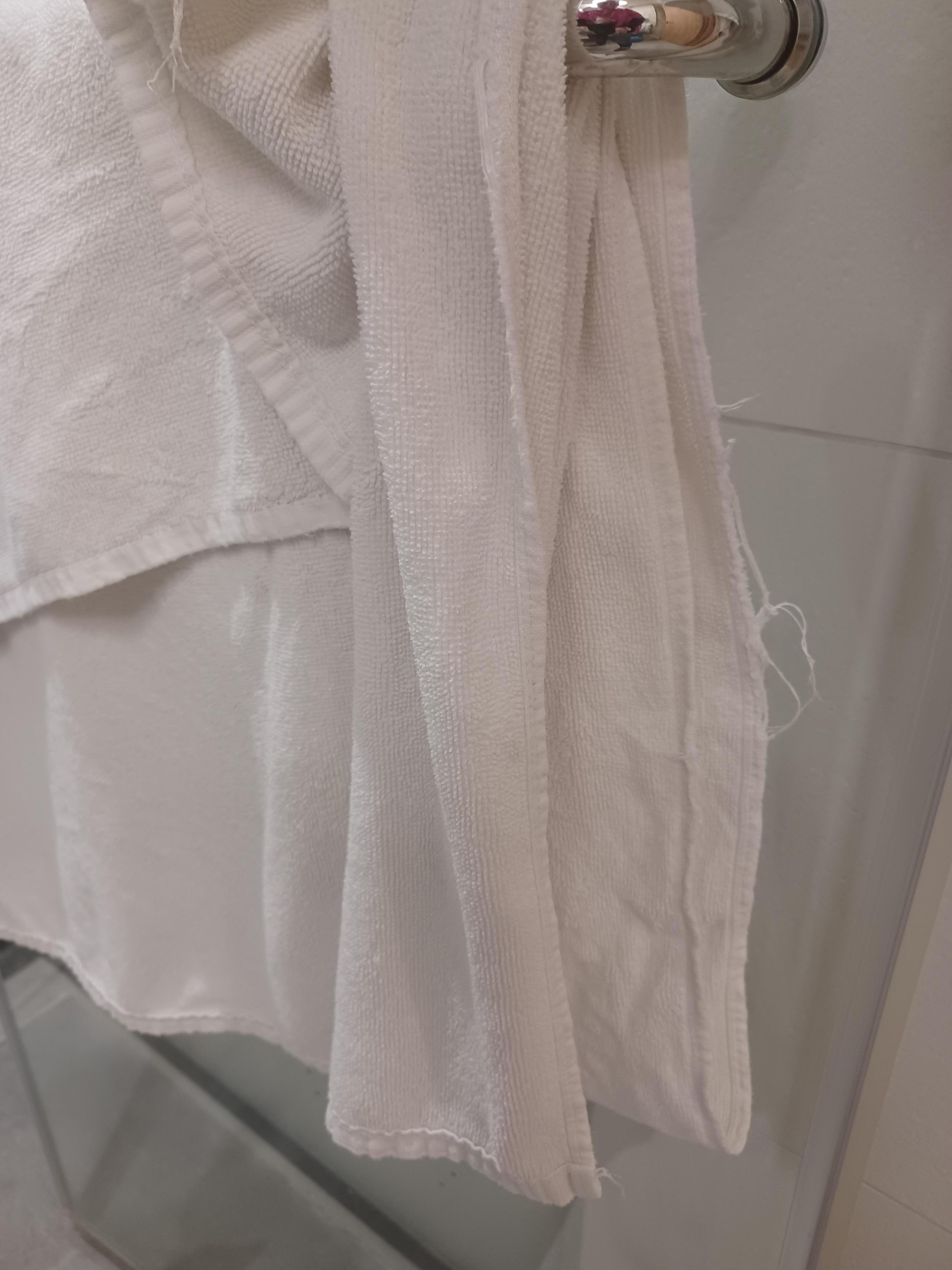 Serviettes de bain déchirées et très usées...Honteux !
