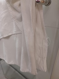 Serviettes de bain déchirées et très usées...Honteux !