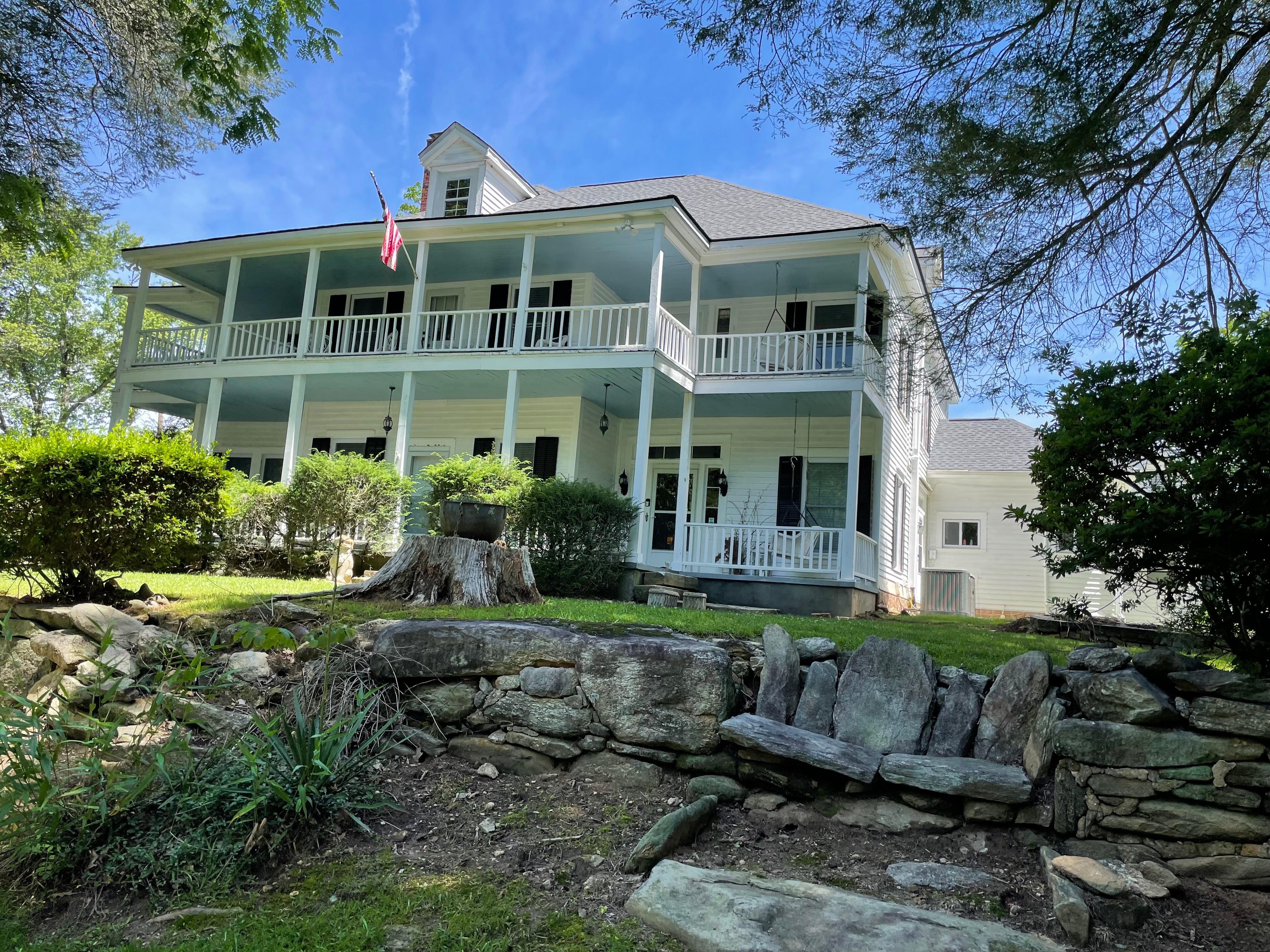 Front view of inn from road