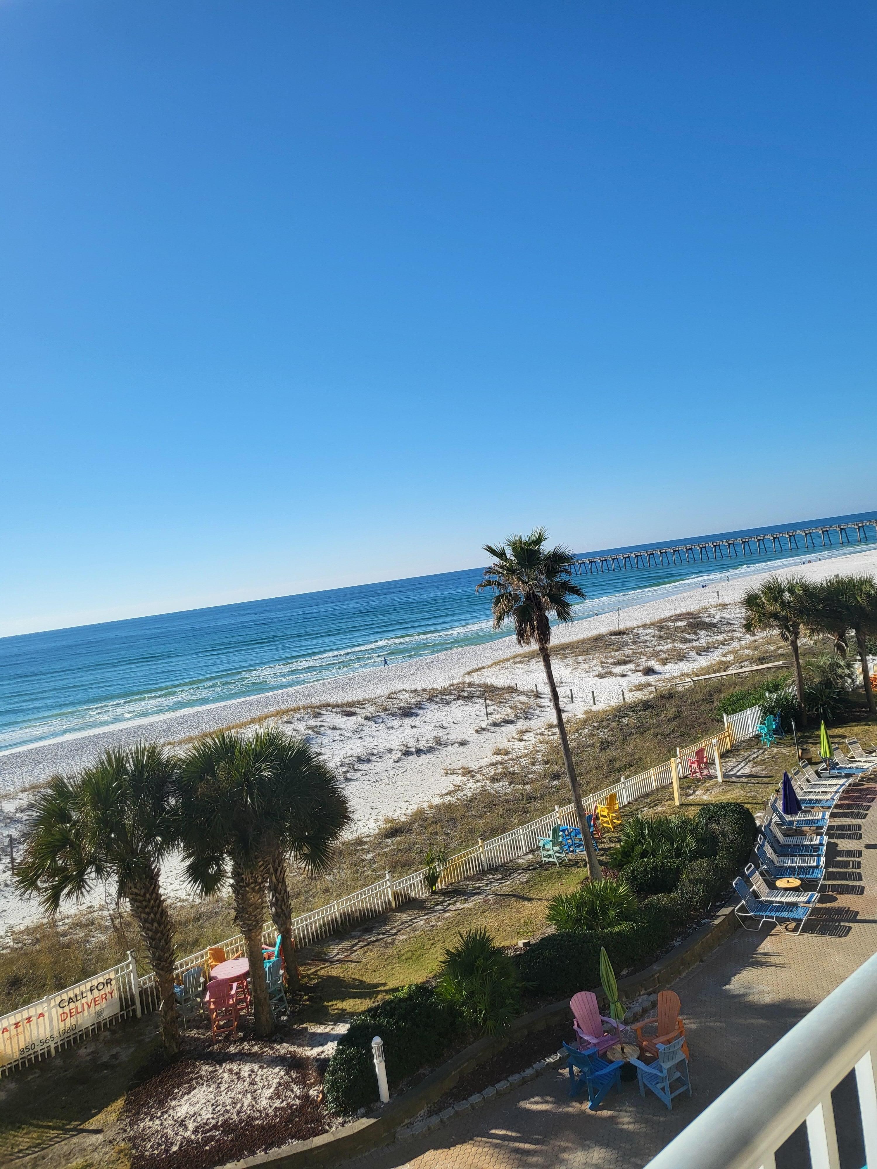 창문에서 바라본 바다모습