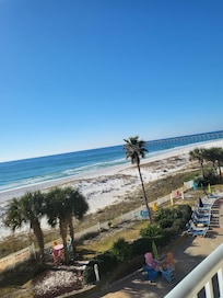 창문에서 바라본 바다모습