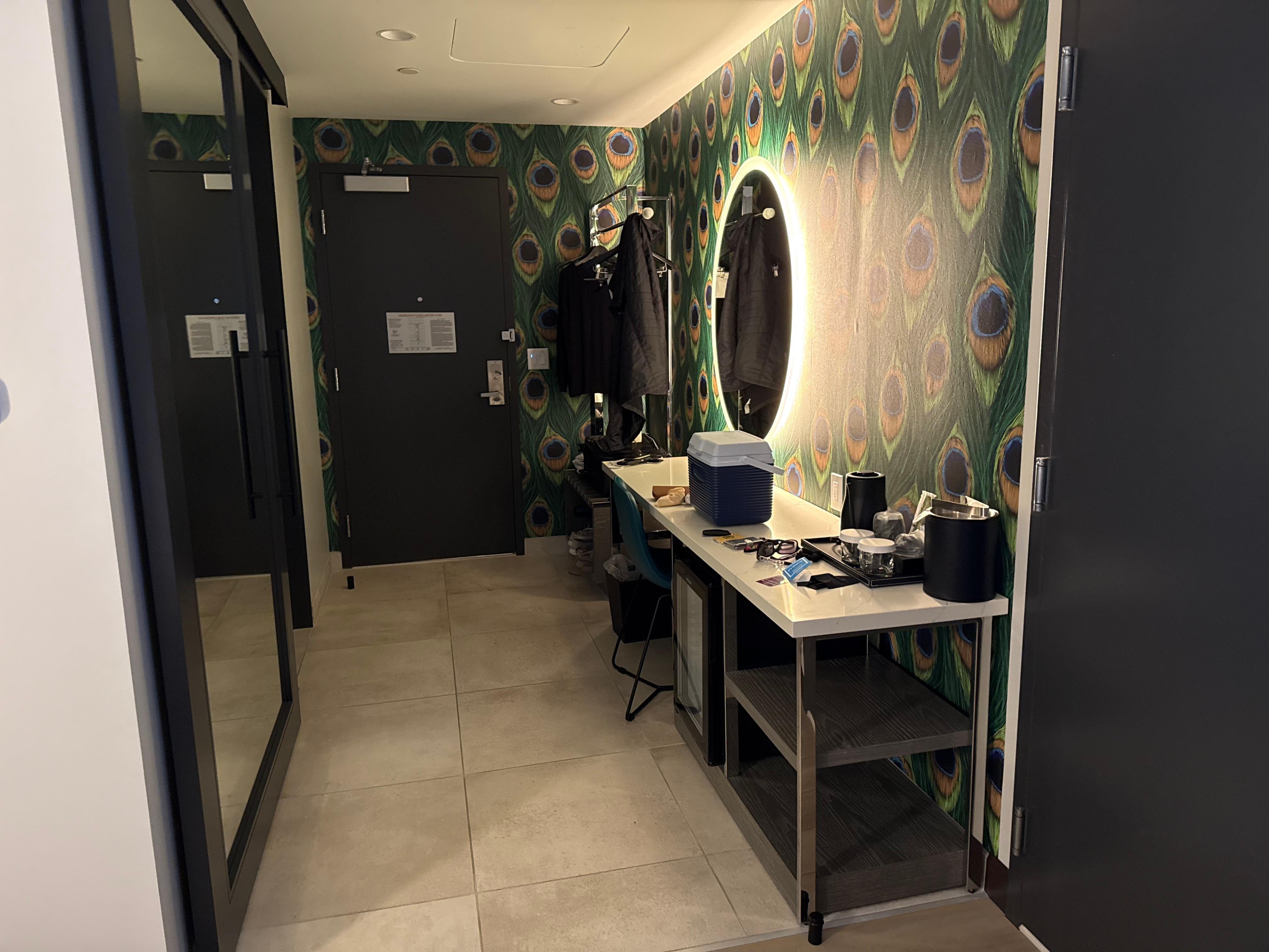 King bed room entryway