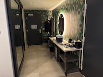 King bed room entryway