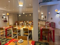 朝食ビュッフェ。日替わりでたまごやチーズ、パンの内容が変わる。パンは20種類くらいあり、満足