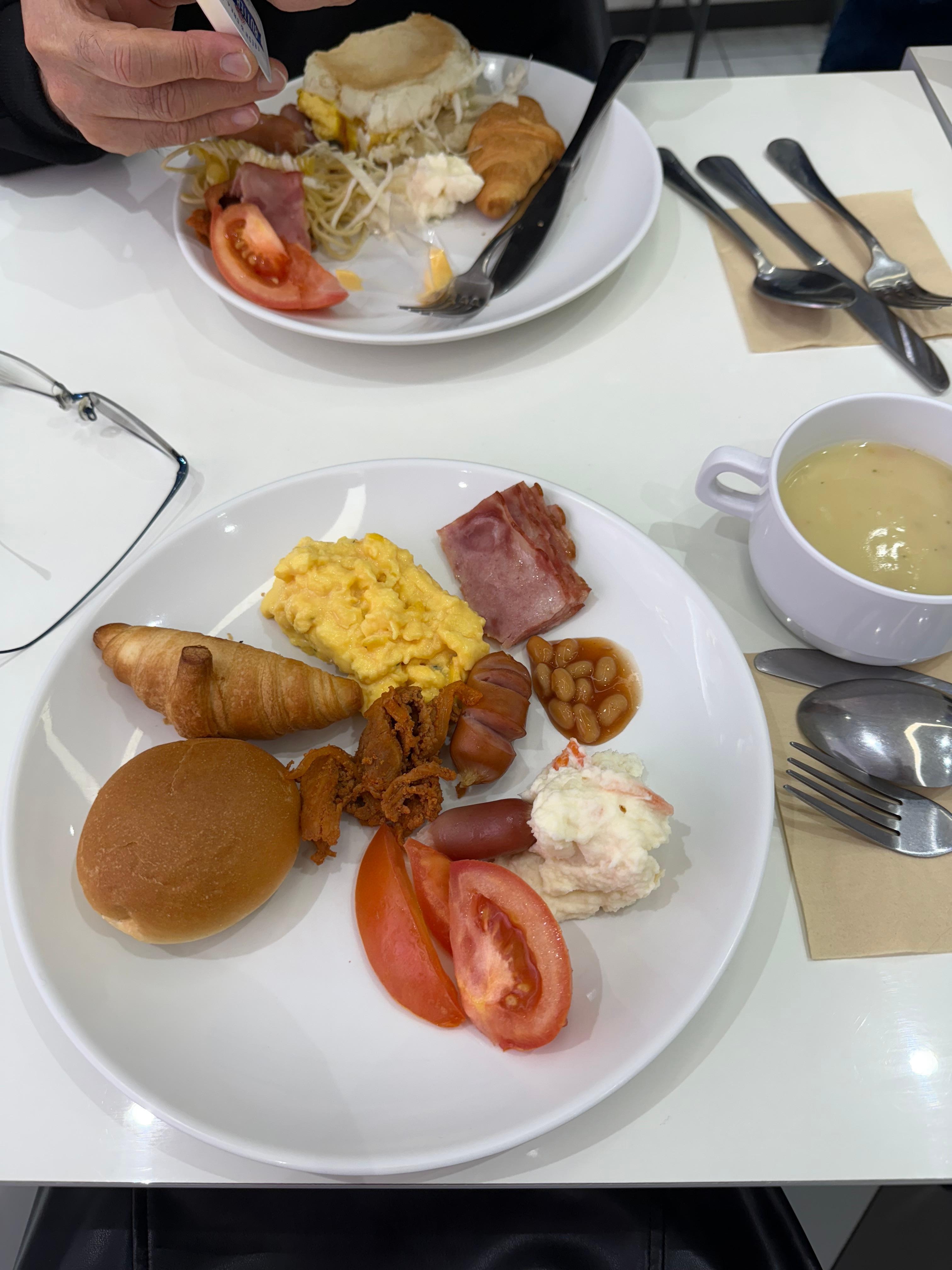 無料の朝食も美味しくいただき、2泊だったので2回利用しましたが、メニューが少し違っていて飽きずに楽しめたのも良かったです。