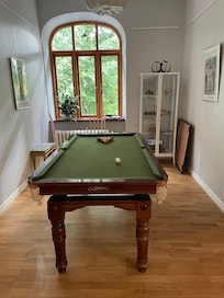 Litet biljardbord i vardagsrummet.