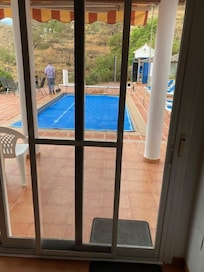 Gärtner sperrt Außenbereich