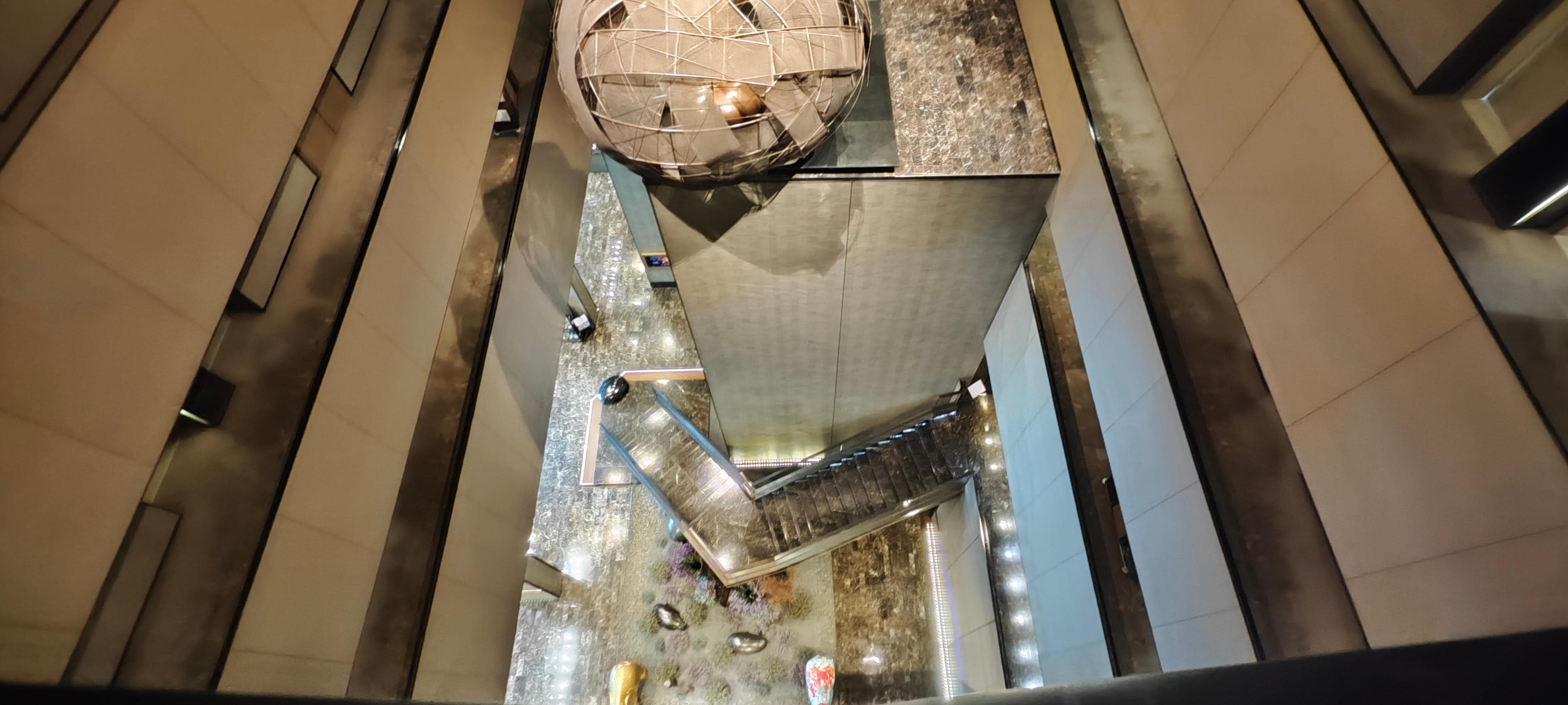 在客房樓層向下可看到Lobby