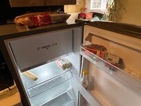 Essensreste im und auf dem Kühlschrank