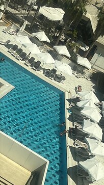 Utsikt fra balkongen veldig fint basseng