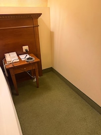 Old and dirty with wires just thrown 0/5