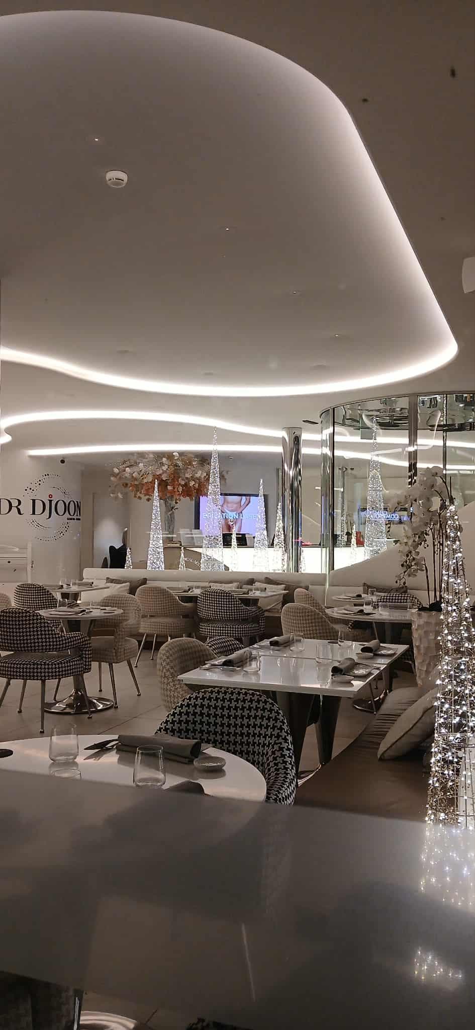 Ensemble hôtelier désigné avec soins et detail.